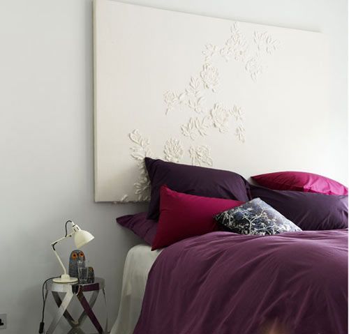 床头风景,紫色针织靠包和时尚的蝴蝶吊灯是整个空间